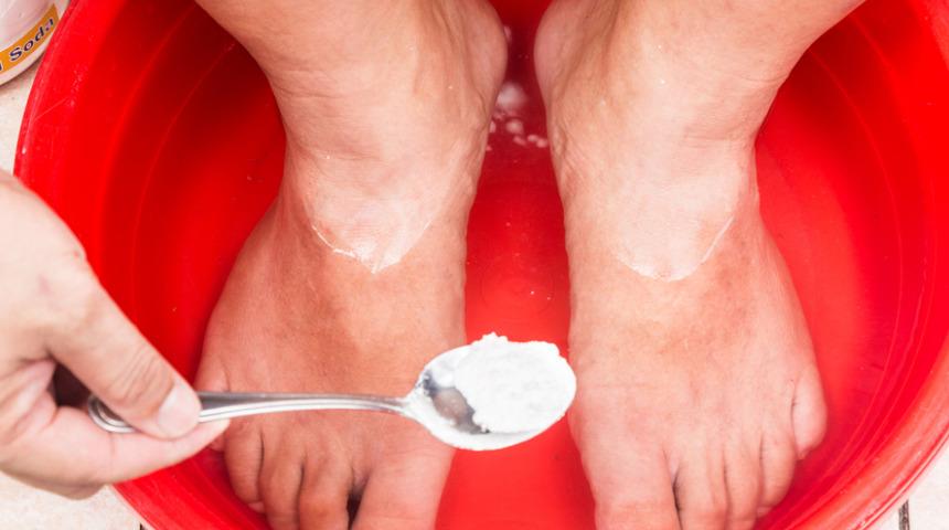 Çareyi çok uzakta aramayın! Ayak mantar, topuk çatlağı gibi pek çok sorunun çözümü mutfağınızda