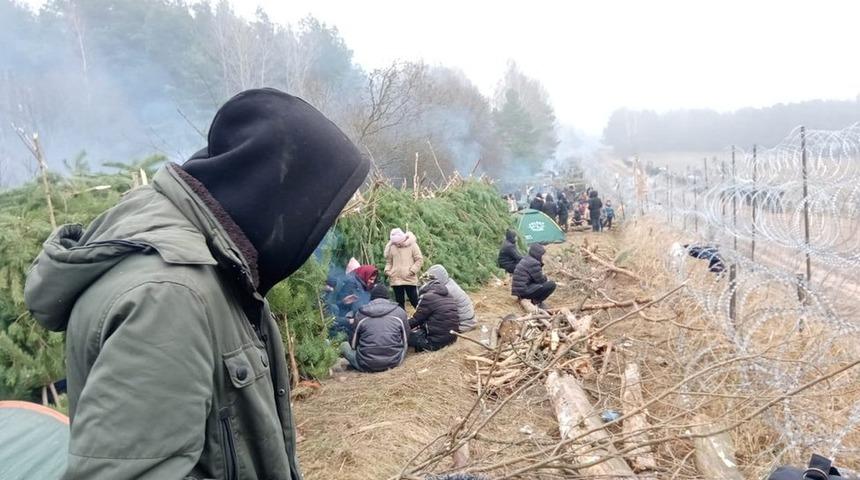Polonya-Belarus sınırında hapsolmuş insanlar: "Burası çok soğuk, yemek ve ilacımız yok"