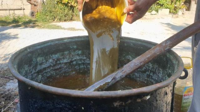 Defne sabunu, hem temizlik hem şifa sağlıyor: Kazanlarda kaynatılıyor