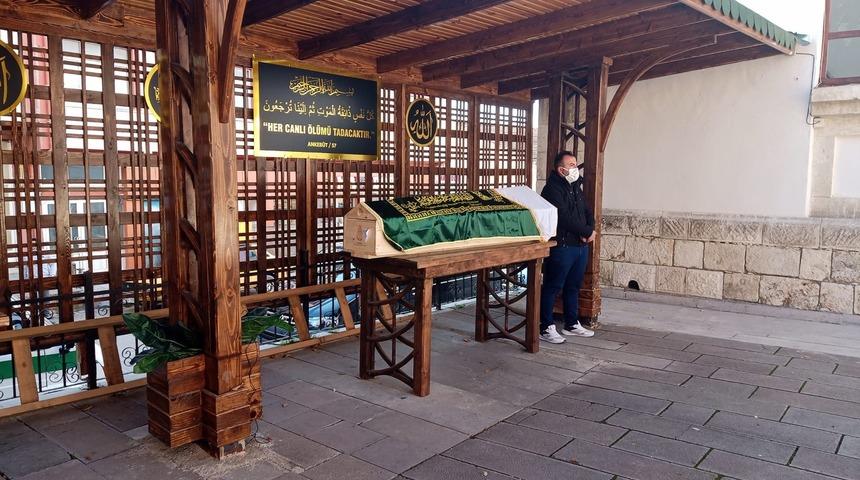 Babasının öldürdüğü annesine küçük kızın son vedası yürek yaktı! "Gül annem"