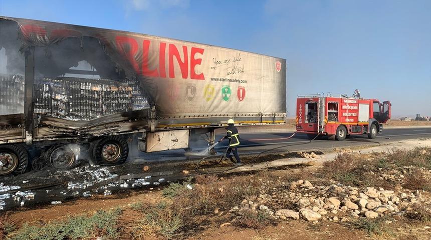 Mardin'de içecek yüklü tırın dorsesi yandı