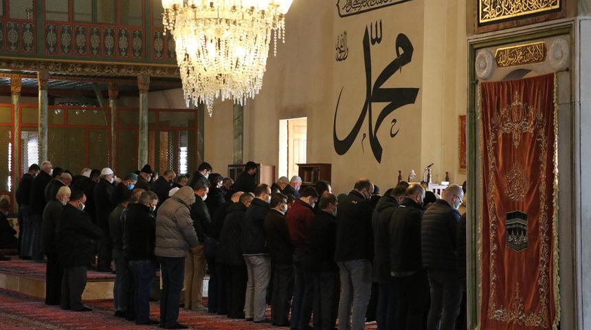 Sosyal mesafeli namaz bitti, saflar sıklaştı: Rabbimiz bugünleri bize gösterdi
