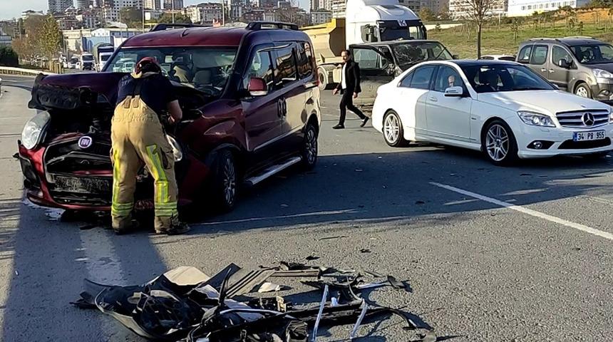 Kaza tutanağı tutmaya giderken takla atıp karşı şeride geçti! Otoyol savaş alanına döndü