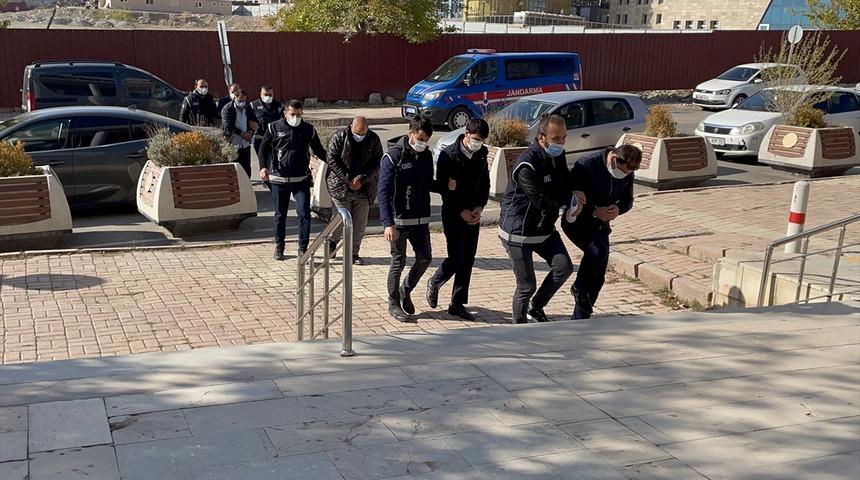 GÜNCELLEME - Elazığ'da yakalanan 5 göçmen kaçakçısı tutuklandı