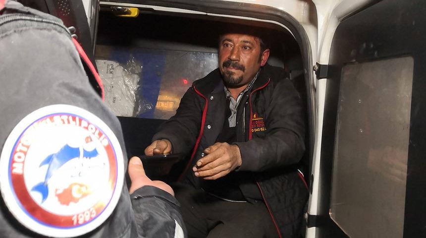 'Dur' ihtarına uymadı! &Ouml;nce polisten sonra da gazetecilerden ka&ccedil;mak istedi