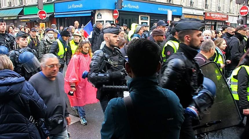 Fransa'da Sarı Yelekliler bir kez daha sokaklarda