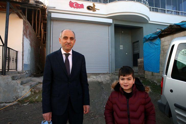 Minik Alperen okuluna İlçe Milli Eğitim Müdürü tarafından araçla götürülüyor G1