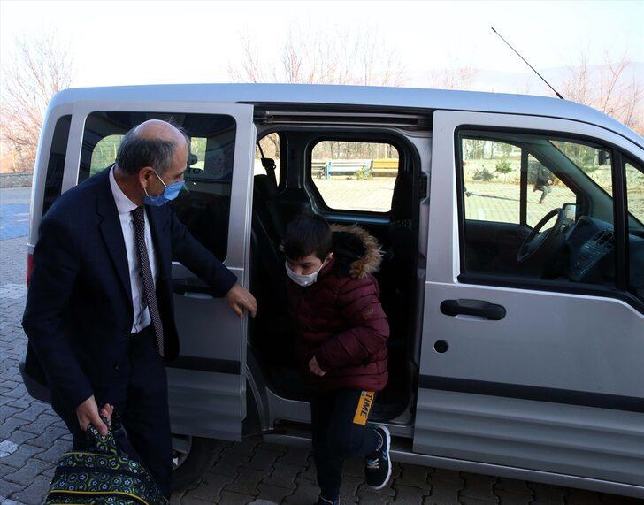 Minik Alperen okuluna İlçe Milli Eğitim Müdürü tarafından araçla götürülüyor G3