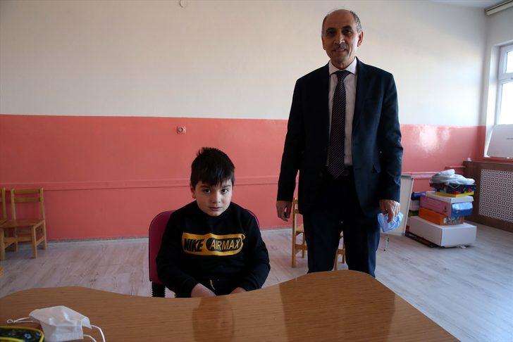 Minik Alperen okuluna İlçe Milli Eğitim Müdürü tarafından araçla götürülüyor G4