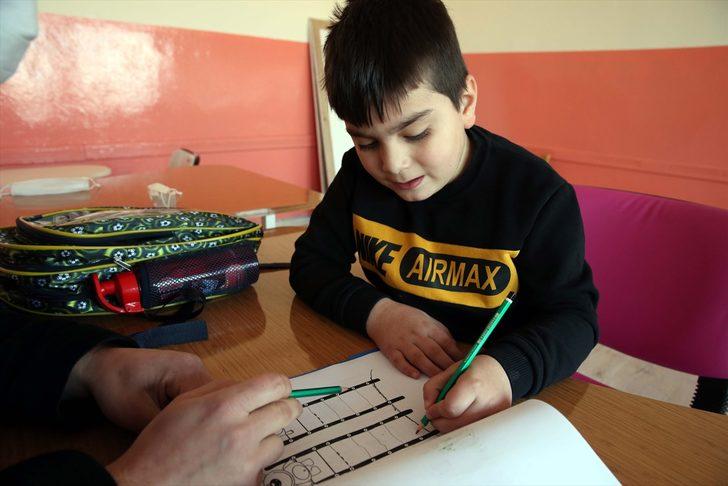 Minik Alperen okuluna İlçe Milli Eğitim Müdürü tarafından araçla götürülüyor G5