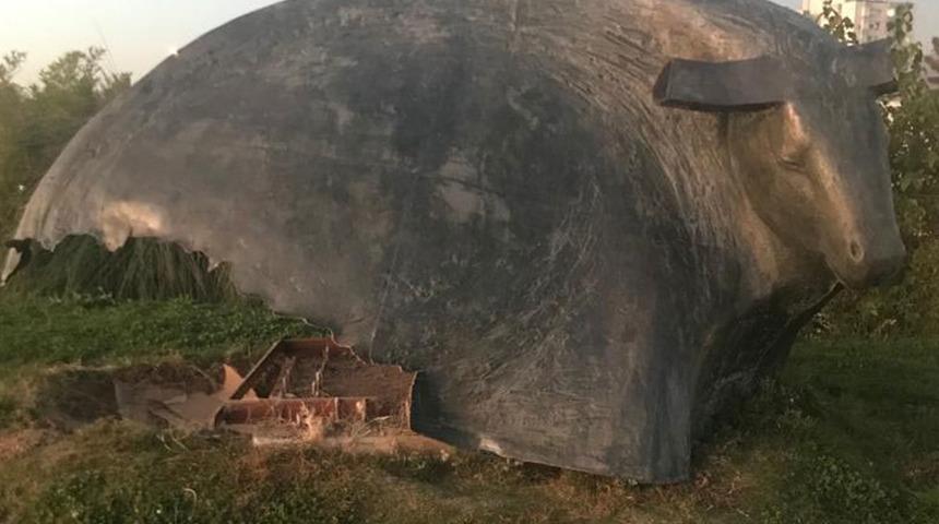 İzmir'de 3 heykele saldırı