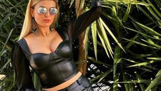 Tuğba Özay derin yırtmacıyla poz verdi