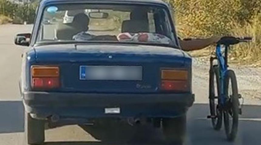 Bisikletle tehlikeli yolculuk! Kazaya davetiye çıkardı