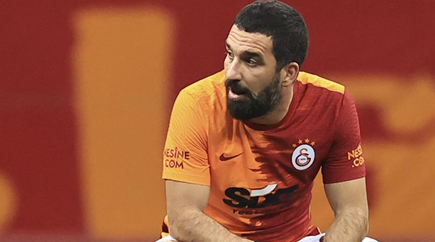 Galatasaray'da Arda Turan futbolu bırakıyor
