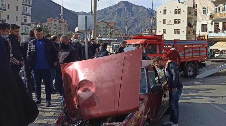 Gümüşhane'de feci kaza! Korkuluklarla araç arasında sıkıştılar