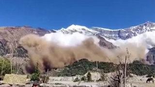 Nepal'de kahreden olay! Ortaokula çığ düştü: 11 yaralı