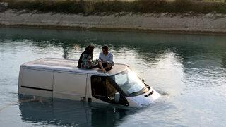 Virajı alamayıp kanala düştü! Aracın üzerine çıkıp kurtarılmayı bekledi