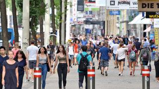Dünyanın konuştuğu karar! Aşı olmayanlar sokağa çıkamayacak
