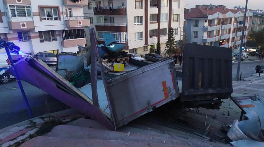 Önüne ne gelirse vurdu geçti! Freni patlayan 'sürücüsüz' kamyon dehşet saçtı