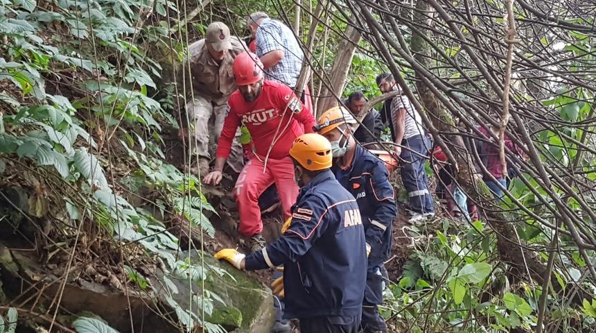 Giresun'da ağaç keserken uçuruma yuvarlanan kişi kurtarıldı