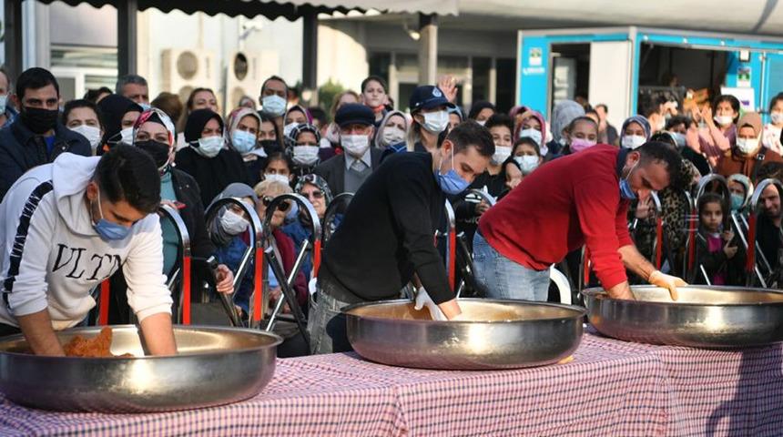 Bahçelievler’deki festivalde 3 ton çiğ köfte dağıtıldı