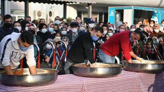 Bahçelievler’deki festivalde 3 ton çiğ köfte dağıtıldı