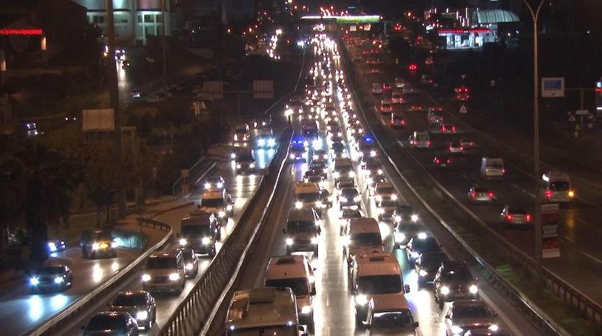 İstanbul'da trafik yoğunluğu! Ara yollar bile tıkandı