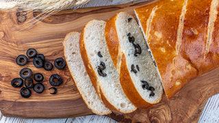 Kıbrıs'ın zeytinli hellim peynirli yumuşacık ekmeği: Kahvaltı masalarınızı şenlendirecek bitta tarifi