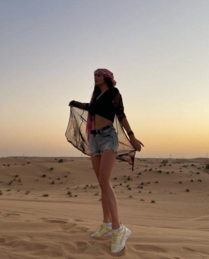 Aleyna Tilki'nin annesi Havva Öztel plajdan sonra çölde! İddialı pozlar G2