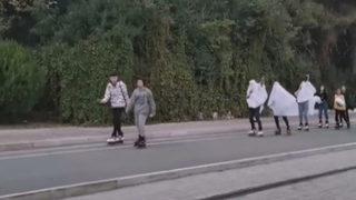 Hayalet kılığındaki patenci gençlerin tehlikeli yolcuğu korkuttu