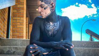 Vücut modifikasyonlarıyla ünlenen sosyal medya fenomeni 10 yıl önceki halini paylaştı