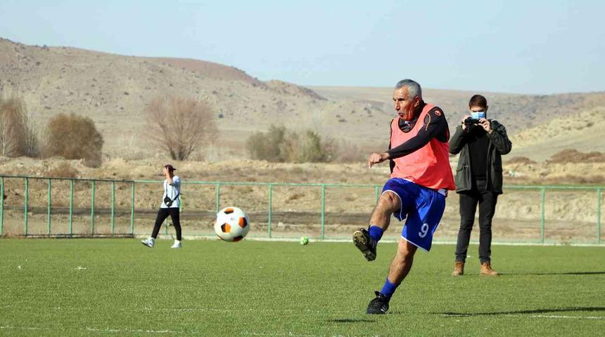 72 yaşındaki Şerif Kunt, Yozgat Divanlı Gençlerbirliği'ne transfer oldu