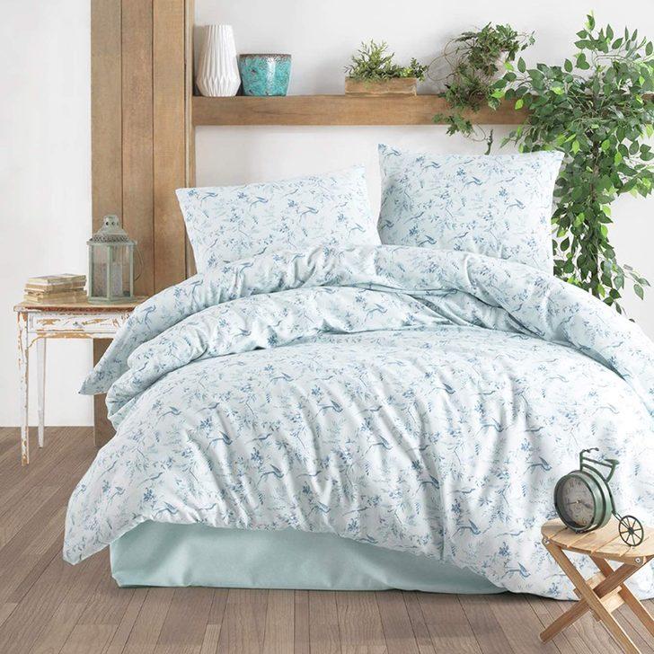 Yatak odandaki yatak örtüsünün rengi nedir?