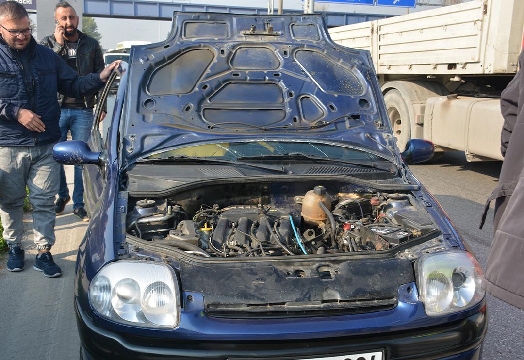 Seyir halindeki s&uuml;r&uuml;c&uuml; neye uğradığını şaşırdı! Aniden a&ccedil;ıldı