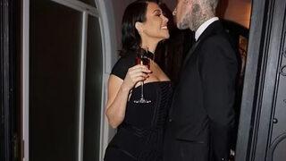 Kourtney Kardashian düğünde Travis Barker'ın kucağına oturdu! Kimseyi umursamadı