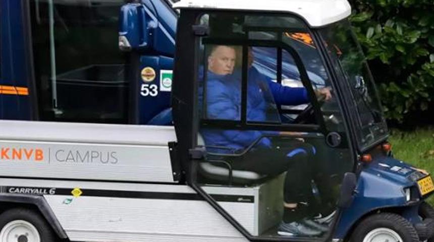 Rakibimiz Hollanda'nın hocası Van Gaal yürüyemez hale geldi!