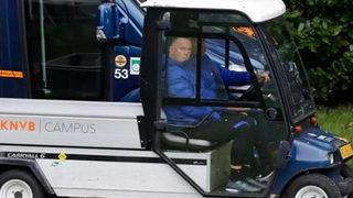 Rakibimiz Hollanda'nın hocası Van Gaal yürüyemez hale geldi!