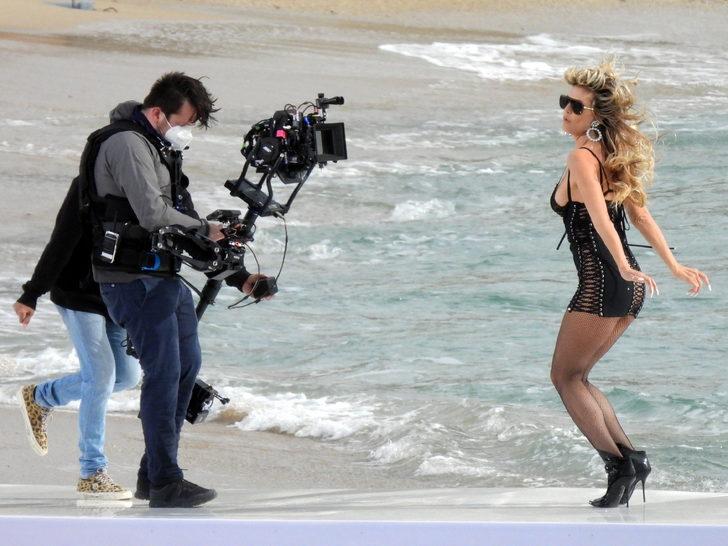 Heidi Klum Ege sularında üstsüz poz vermek için soyundu! G4