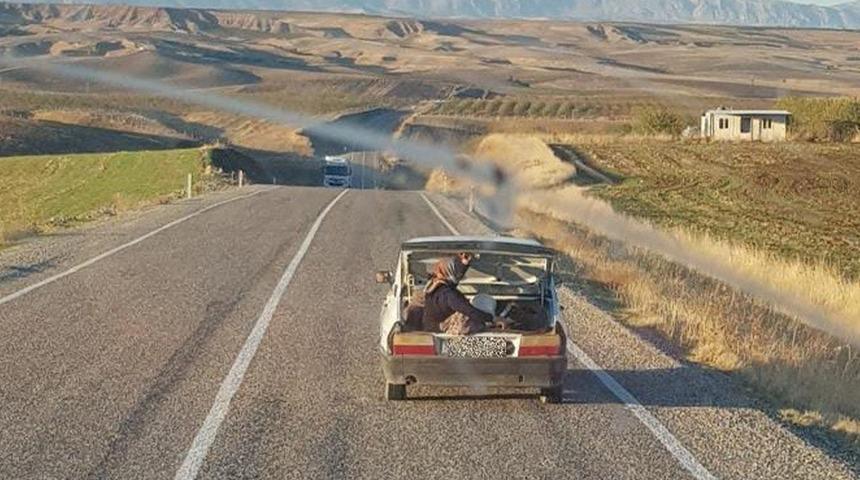 Bagajdaki yaşlı kadını gören gözlerine inanamadı! Tek eliyle kapıyı tutup yolculuk yaptı