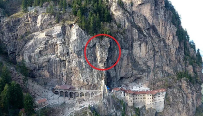 Tarihi manastırı tehdit eden 360 tonluk kaya için çalışmalar başladı