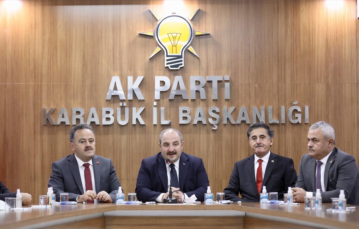 Bakan Varank Karab&uuml;k'te esnafı ziyaretinde bulundu, vatandaşlarla sohbet etti