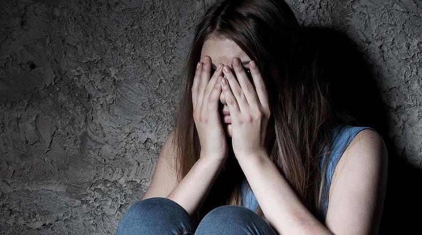 Ablası ve eniştesi  &lsquo;Elimizde g&ouml;r&uuml;nt&uuml;n var&rsquo; diyerek fuhuş yaptırdı