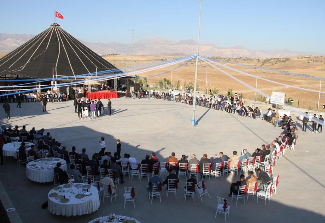 Aşiret d&uuml;ğ&uuml;n&uuml;nde dudak u&ccedil;uklatan takı