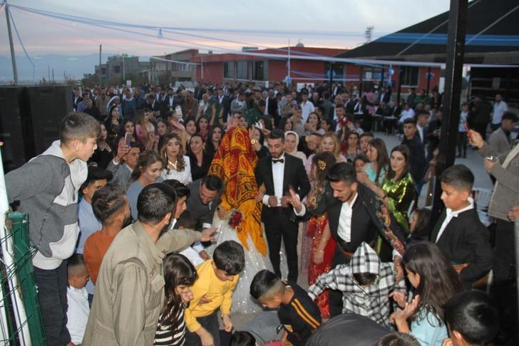 Aşiret düğününde dudak uçuklatan takı G5