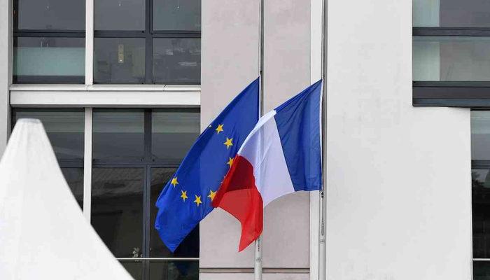Macron, Fransa bayrağını değiştirdi! Kamuoyu ikiye bölündü
