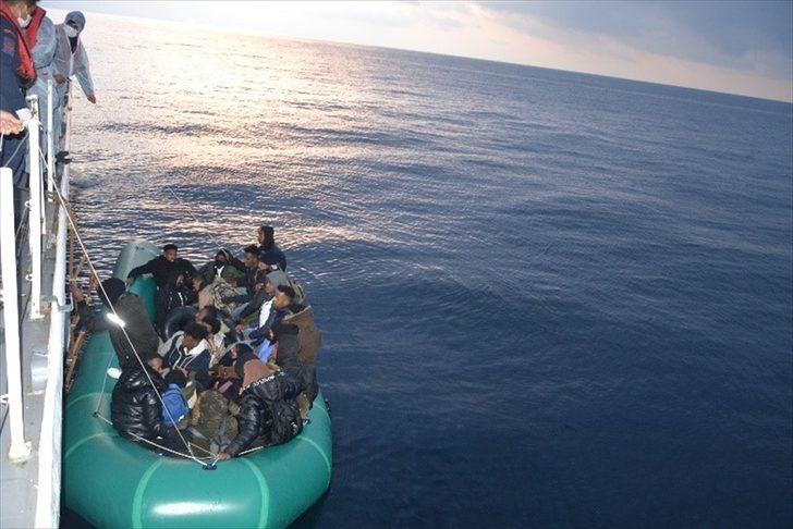 İzmir ve Aydın açıklarında geri itilen 308 düzensiz göçmen kurtarıldı G1