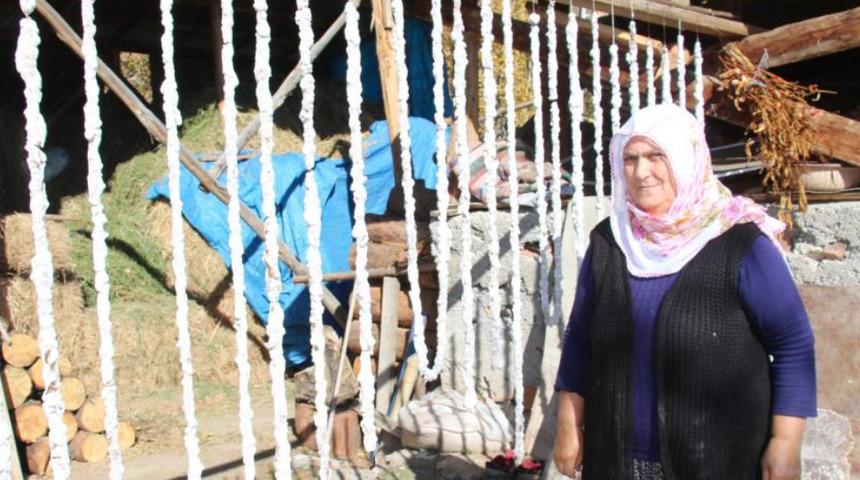 Köy halkının kışlık yiyeceği! Soğuk havalarda üşütmüyor