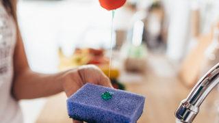 Artık daha sık kullanacaksınız! Bulaşık deterjanının akla gelmeyen kullanım alanları