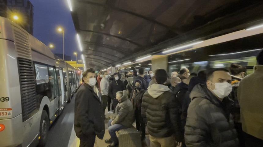 Metrobüs arızalandı, duraklarda yoğunluk yaşandı! Uzun süre beklediler