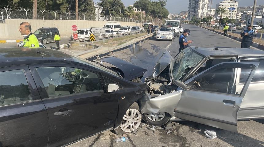 Hatay'da 4 otomobilin karıştığı kazada 7 kişi yaralandı
